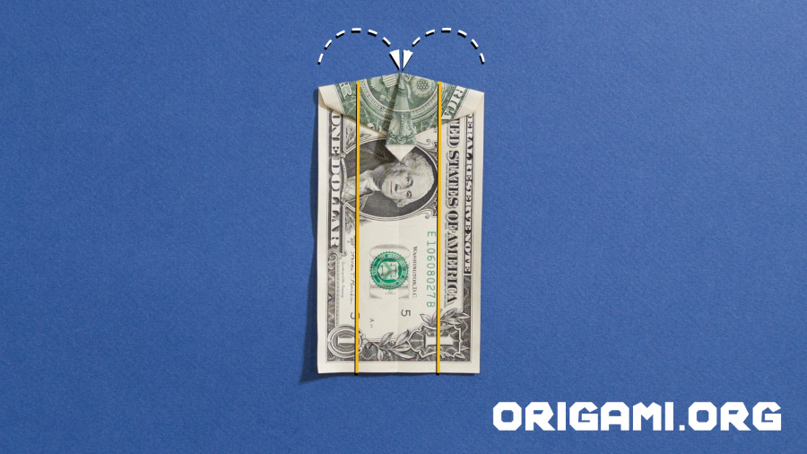 Camisa e gravata de origami com nota de dólar etapa 21