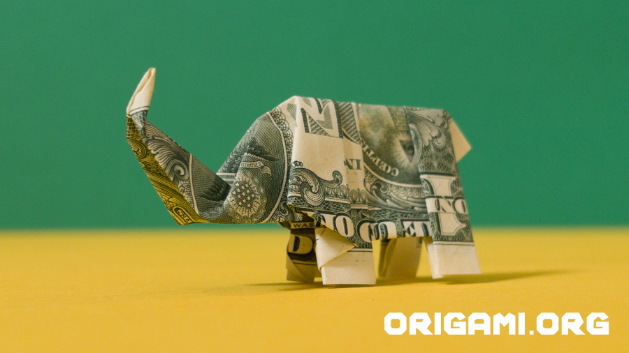 elefante de notas de dólar 