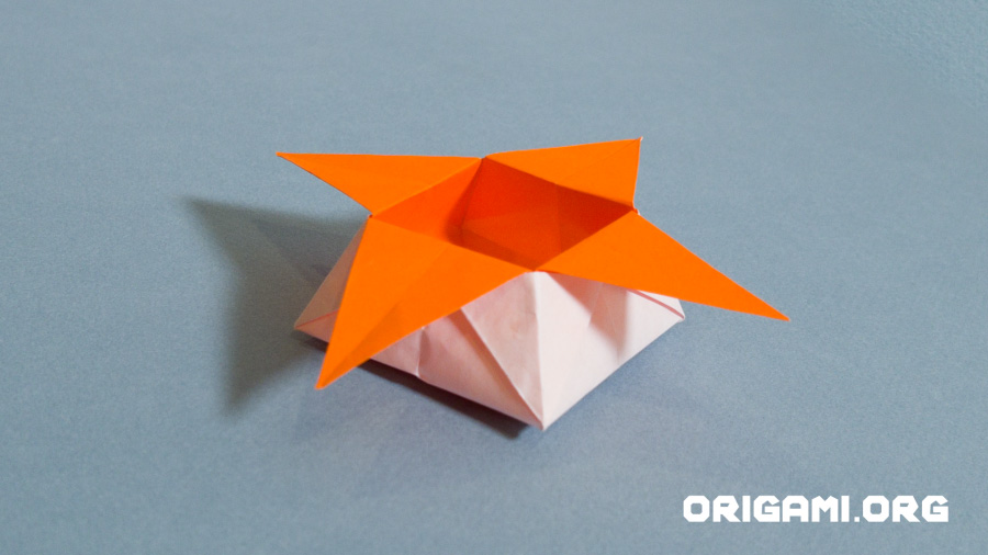 Boîte à étoiles en origami terminée
