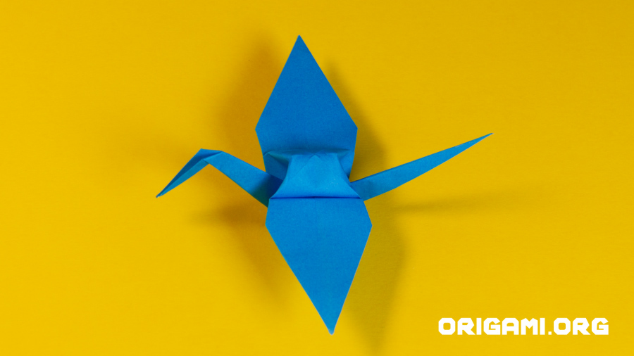 Origami-Kranich fertiggestellt