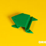 Rã saltadora de origami concluída